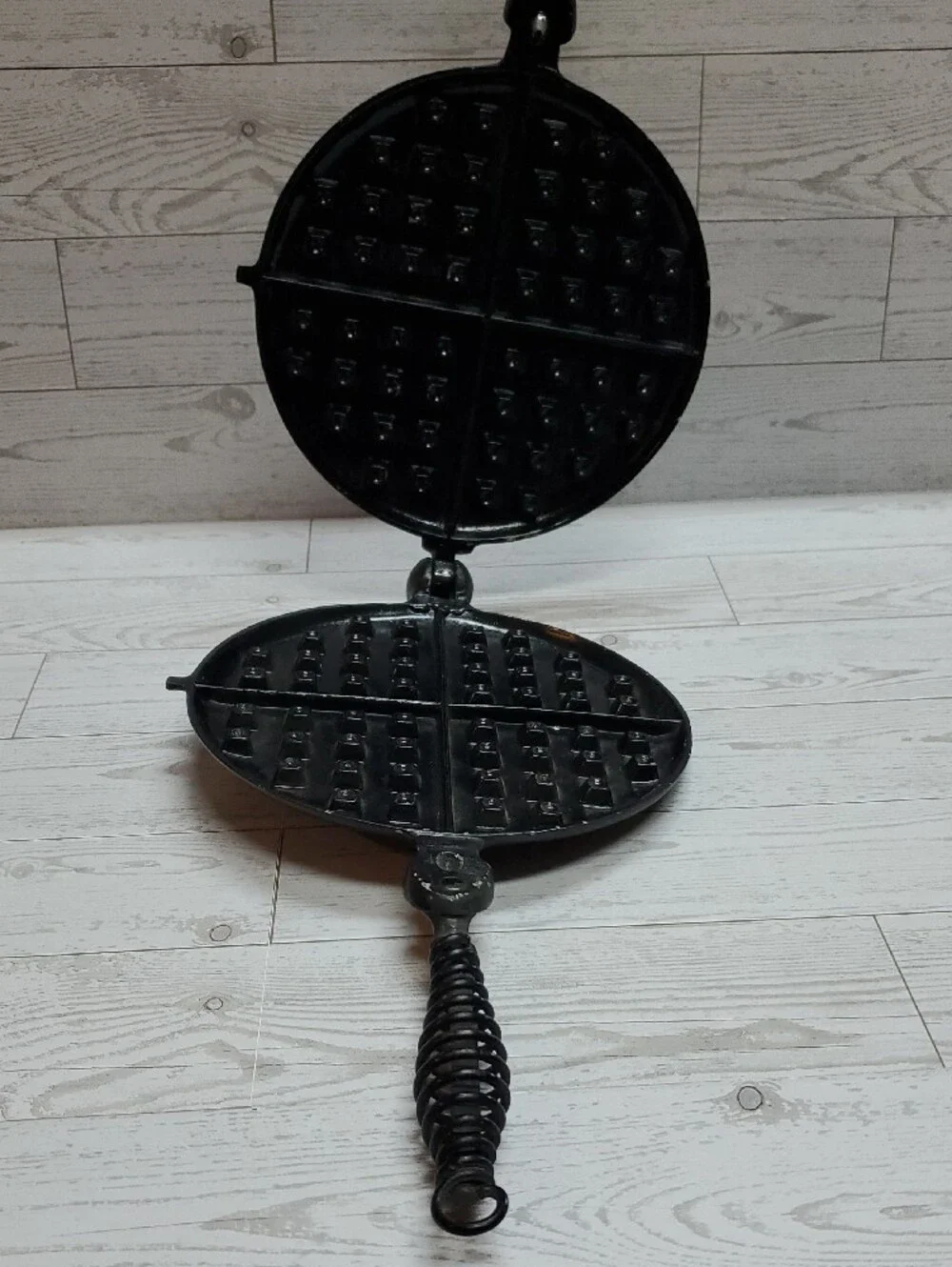 Vintage Wear-Ever Aluminum Waffle Iron